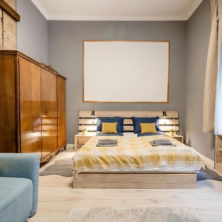 Urban Tranquillity By The Main Shopping Street Apartamento Budapeste Exterior foto