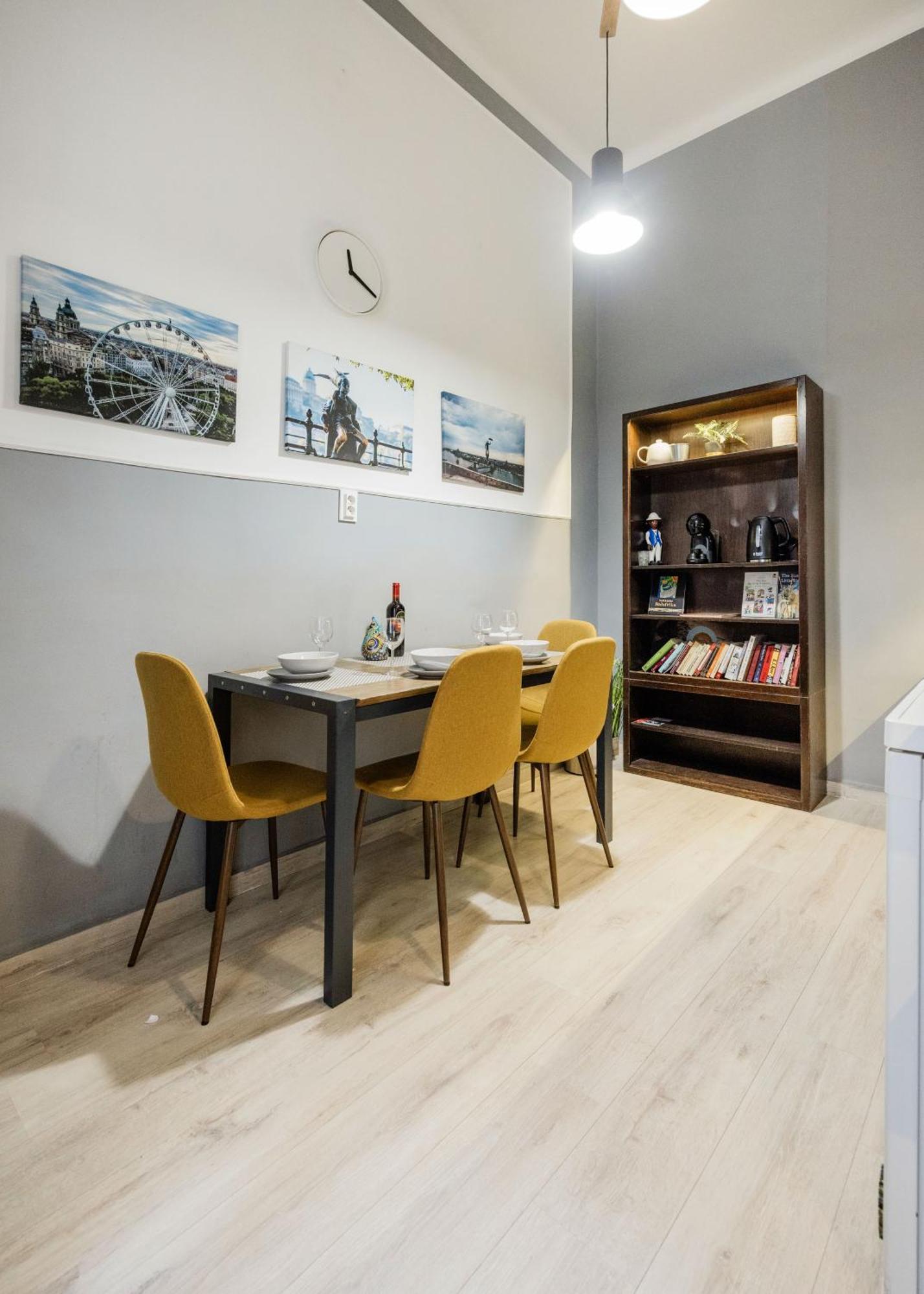 Urban Tranquillity By The Main Shopping Street Apartamento Budapeste Exterior foto