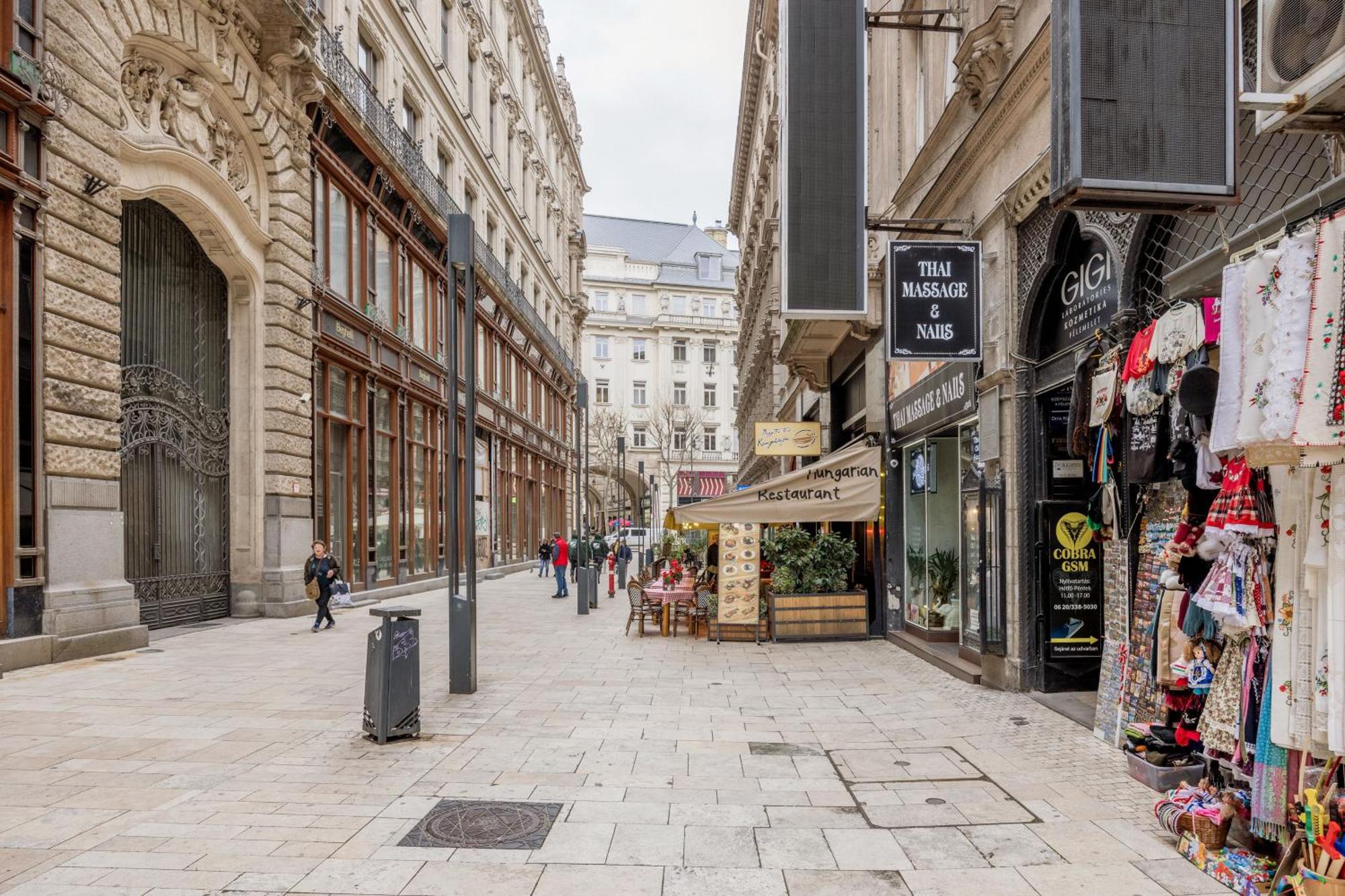 Urban Tranquillity By The Main Shopping Street Apartamento Budapeste Exterior foto