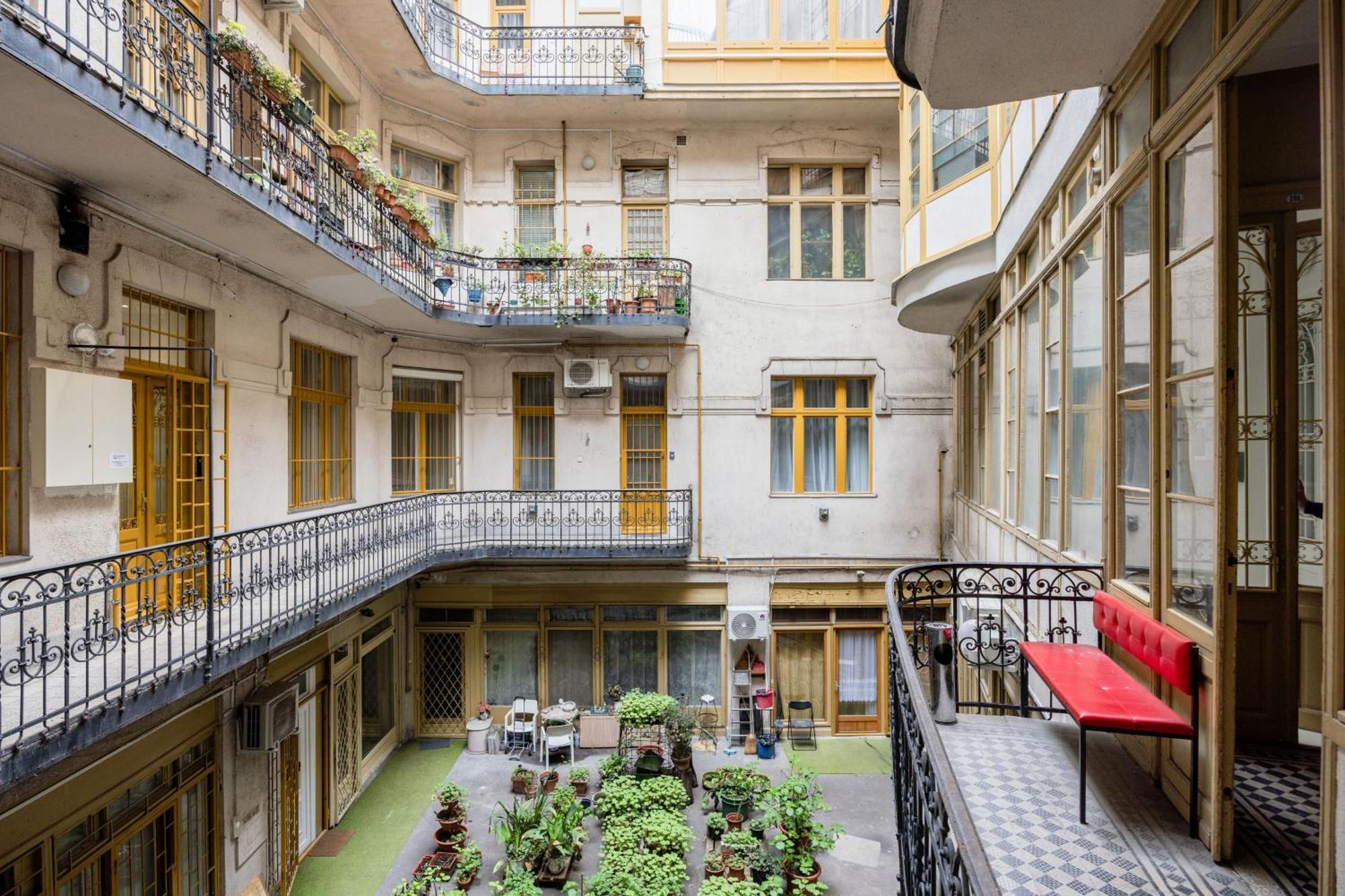 Urban Tranquillity By The Main Shopping Street Apartamento Budapeste Exterior foto
